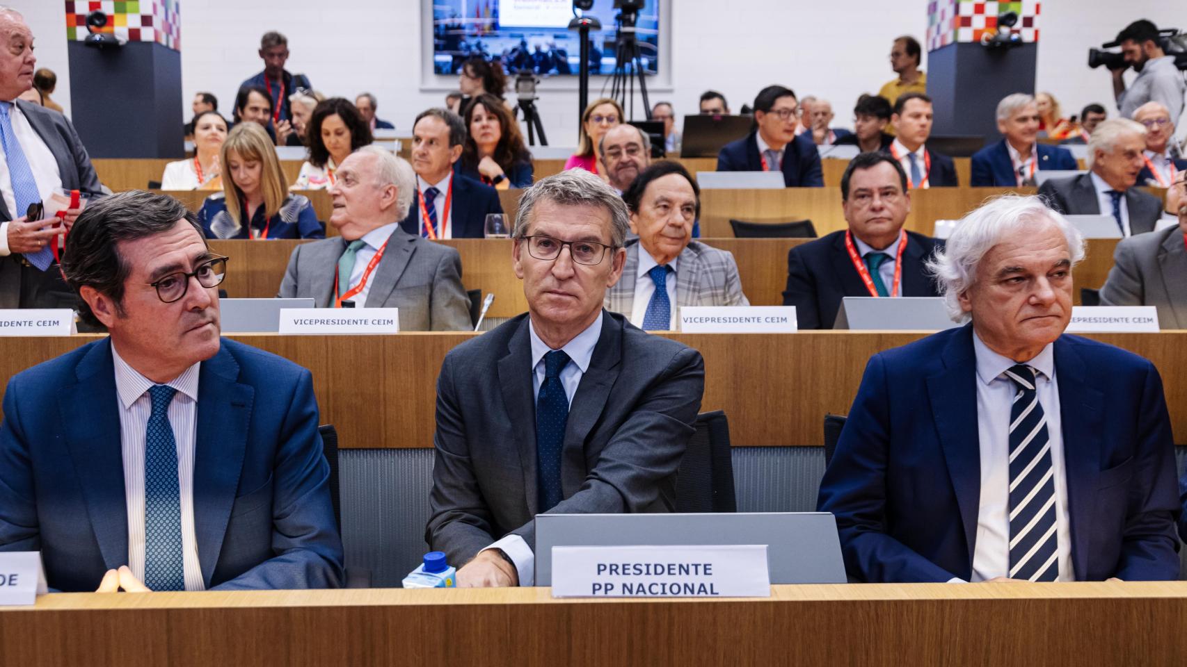 El presidente de CEOE, Antonio Garamendi, el presidente del Partido Popular, Alberto Núñez Feijóo; y el presidente de CEIM, Miguel Garrido; durante la clausura de la Asamblea General de CEIM 2024.