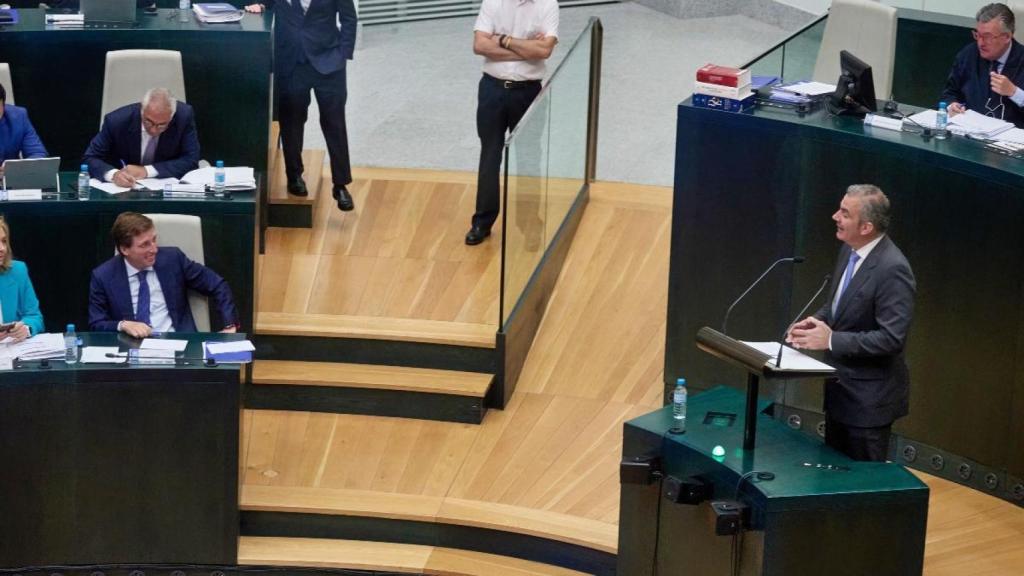 Ortega Smith (Vox) interviene durante el debate del estado de la ciudad de Madrid y ante la mirada del alcalde, José Luis Martínez-Almeida.