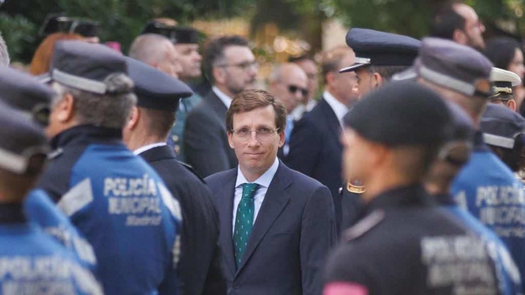 Guerra de Almeida contra el botellón y el vandalismo: endurecerá las multas antes de 2027 con una ordenanza