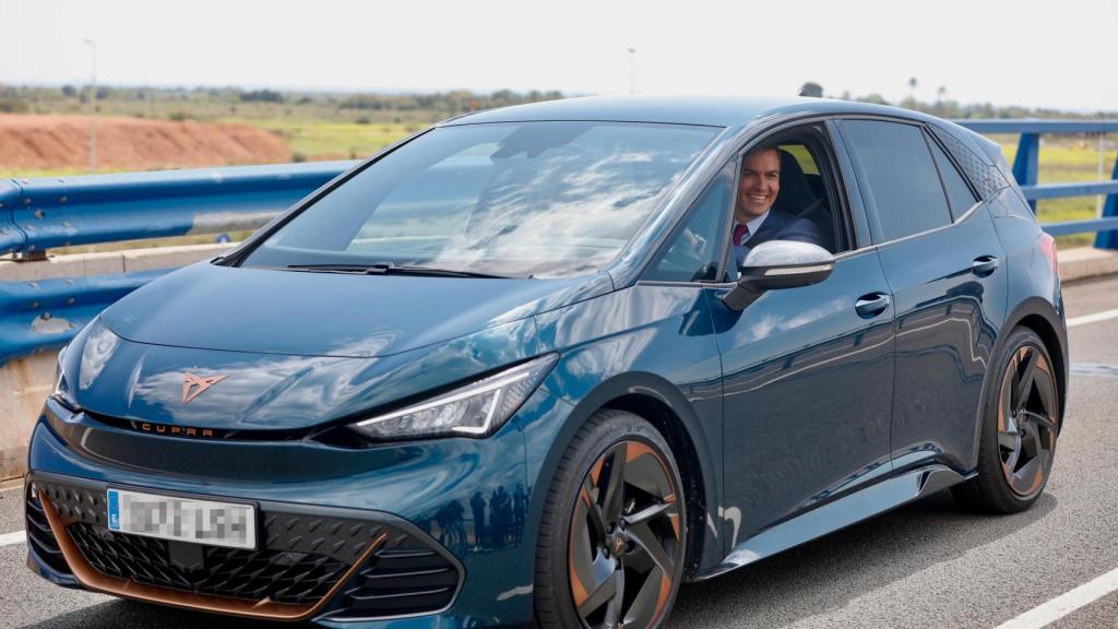 Pedro Sánchez conduce un coche en la presentación de la gigafactoría de Volkswagen.