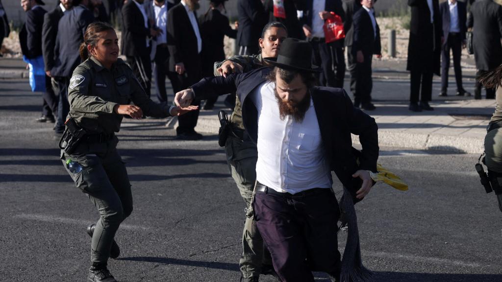 Judíos ultraortodoxos protestan contra la posibilidad de obligarles a alistarse en el Ejército el pasado febrero.