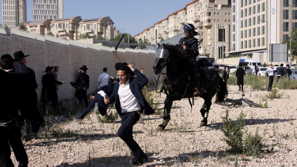 Ultraortodoxos protestan contra la decisión del Supremo israelí de prohibir su exención del servicio militar.