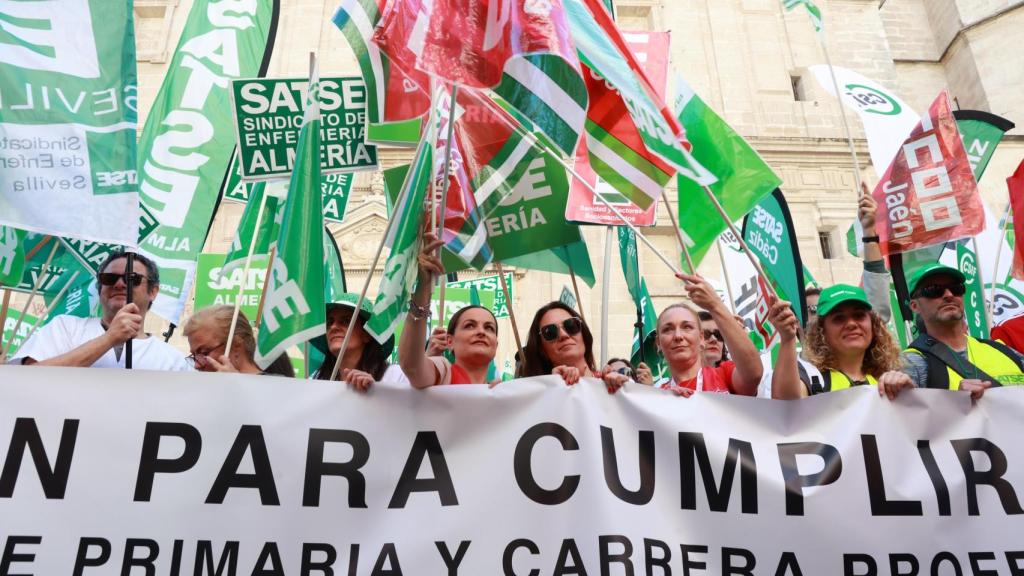 Concentración de los sindicatos mayoritarios el pasado 20 de junio frente a los Servicios Centrales del SAS.