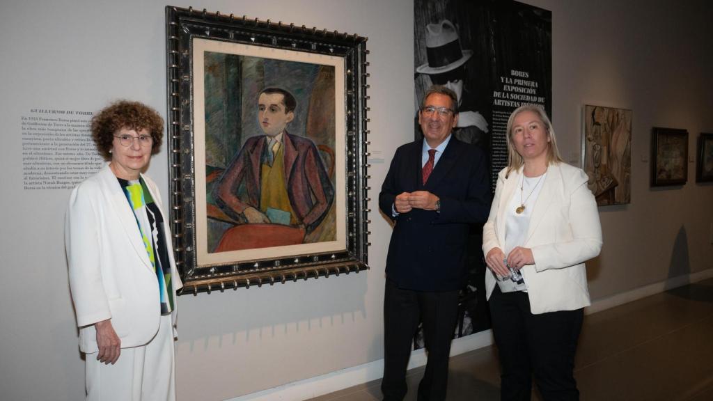 El presidente de la Fundación Cajasol, Antonio Pulido, en el centro, en la exposición.