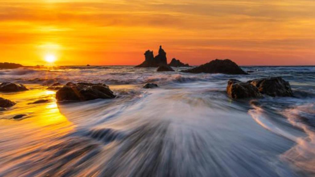 Puesta de sol en la playa de Benijo, en Tenerife.