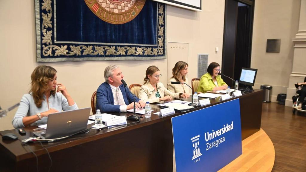La Vicerrectora de Transferencia e Innovación Tecnológica de la Universidad de Zaragoza, Gloria Cuenca, junto con el presidente de Fundación FUNDAZ PAIXENA, Rogelio Altisent y la presidenta de la Fundación Dignia, Mara Castillo.
