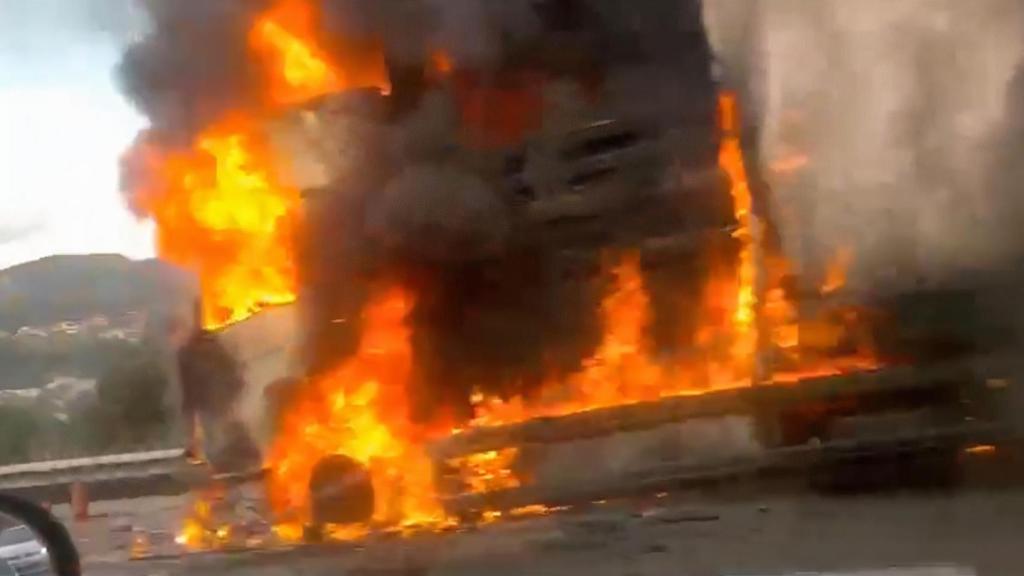 Arde un tráiler en Ourense.