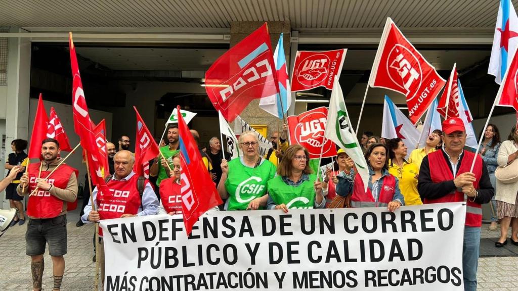 Personal de Correos se manifiesta en Vigo al ver preocupante el déficit de personal en las oficinas de la ciudad.