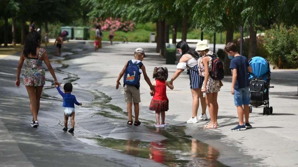 Varios niños pasan por un arroyo de agua en el Parc Central de Valencia, imagen de archivo. Europa Press / Jorge Gil