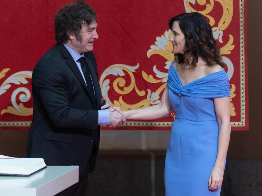 La presidenta de la Comunidad de Madrid, Isabel Díaz Ayuso, saluda al presidente de la República Argentina, Javier Milei, en la Real Casa de Correos, en Madrid.