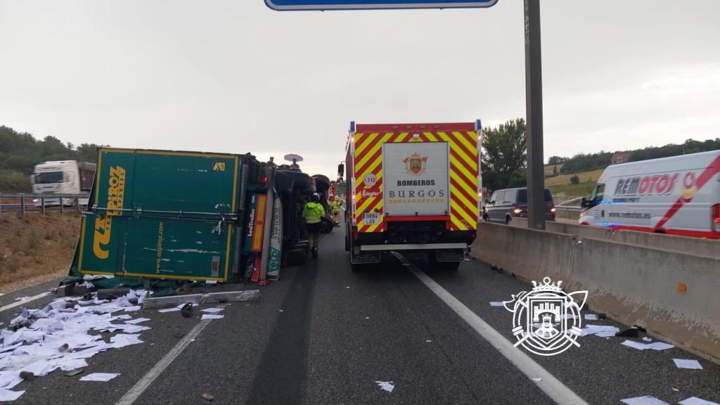 Los bomberos intervienen tras el vuelco del camión
