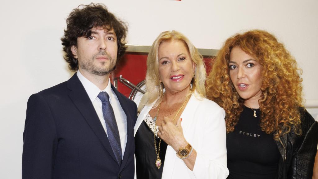 Sofía Cristo junto a su madre, Bárbara Rey, y su hermano, Ángel, en un acto público en 2022.
