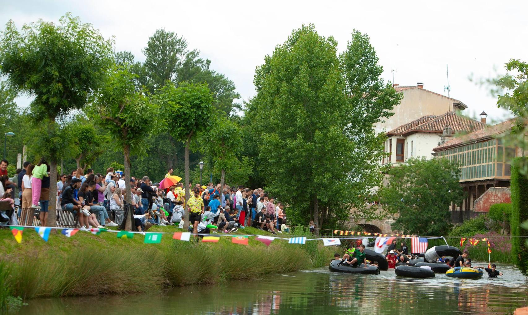 Descenso de Cámaras por el río Pisuerga durante las fiestas de San Juan y San Pedro en Aguilar de Campoo