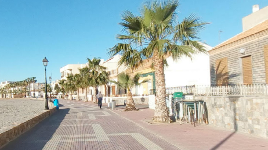 Manuel cuenta con cinco propiedades por el entorno del paseo marítimo de Los Alcázares.