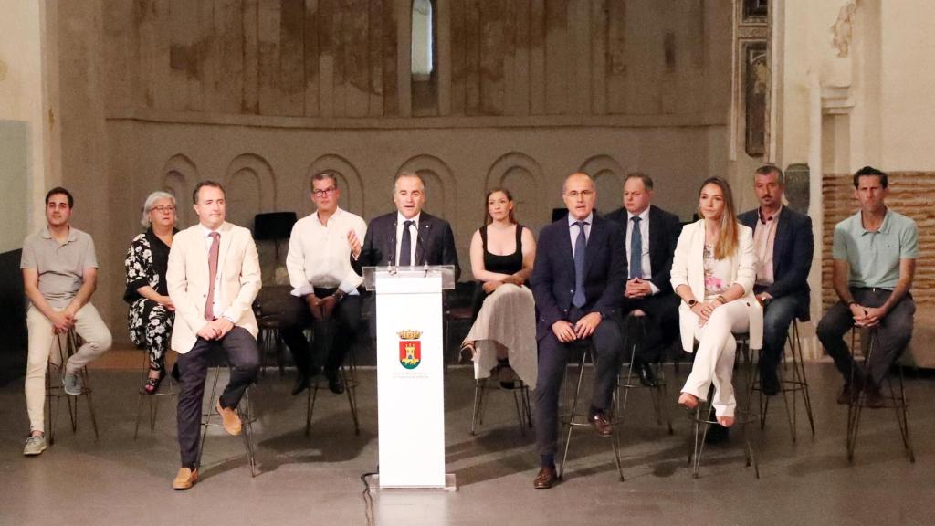 José Julián Gregorio hace balance acompañado de todo su equipo de gobierno.