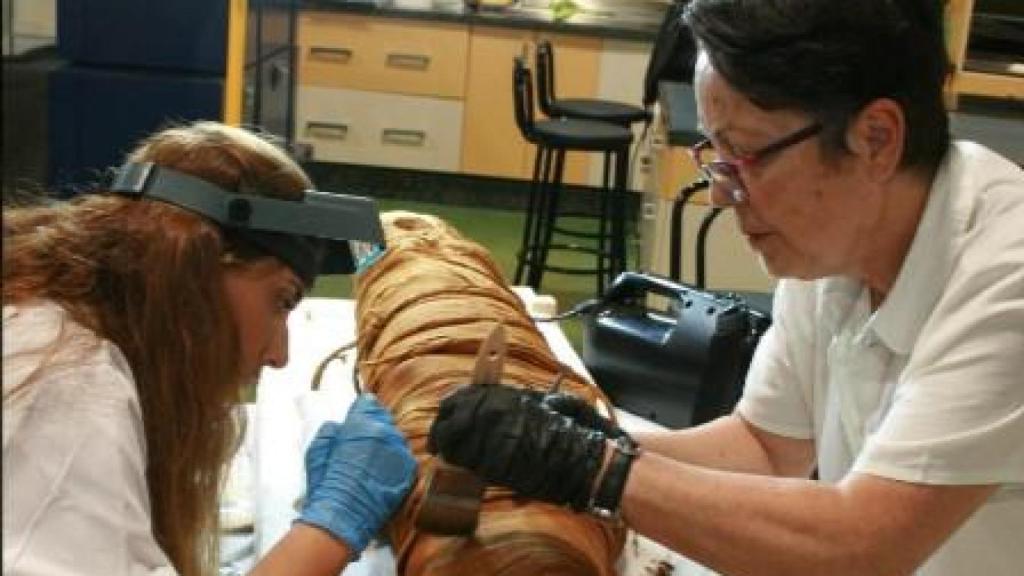 Restauración de una momia en el Museo Egipcio de Melilla