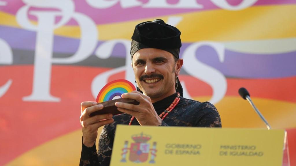 Rodrigo Cuevas recibiendo el Premio Arcoíris en 2022. Foto: Isabel Infantes / Europa Press