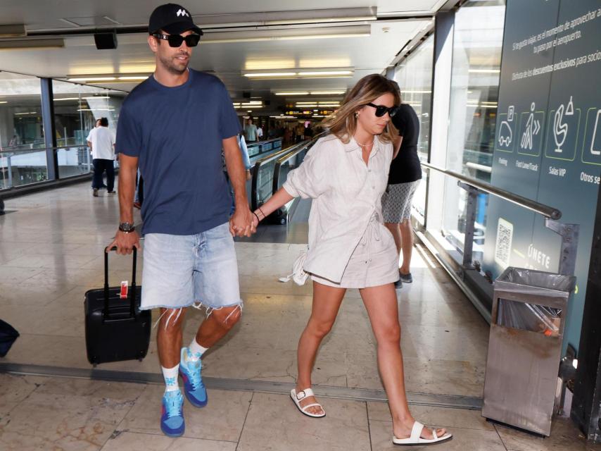 Gerard Piqué y Clara Chía en el aeropuerto de Madrid, en julio de 2023.