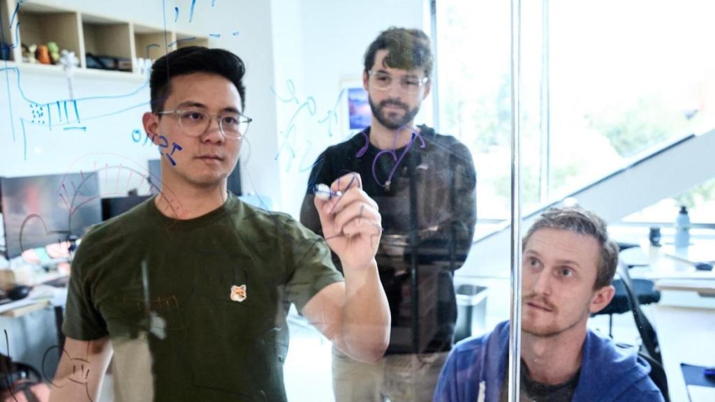 Los científicos del Arc Institute Patrick Hsu, Nick Perry y Matt Durrant.