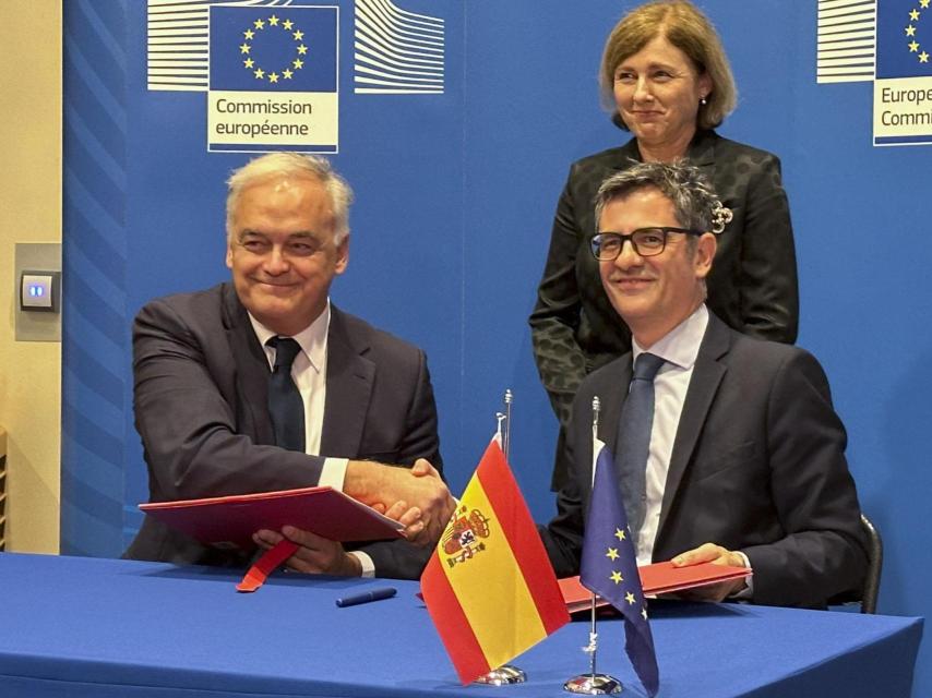 Félix Bolaños y Esteban González Pons firman el acuerdo para la renovación del CGPJ en presencia de la vicepresidenta de la Comisión Europea, Věra Jourová.