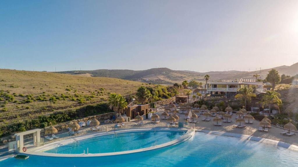 Playa de la laguna artificial de agua más grande de Europa.