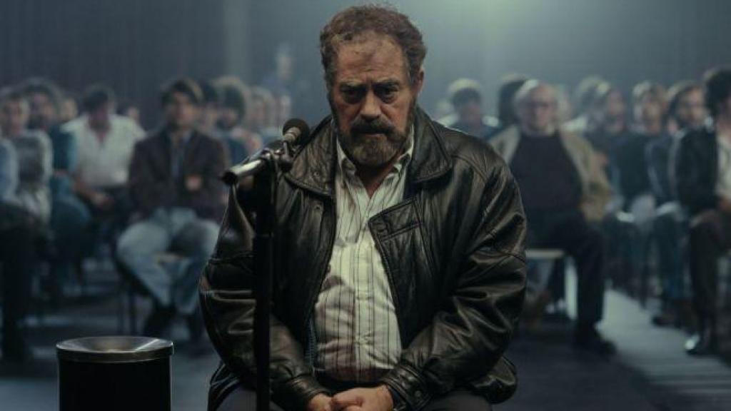 El personaje inspirado en Oubiña, en otra escena de la serie.