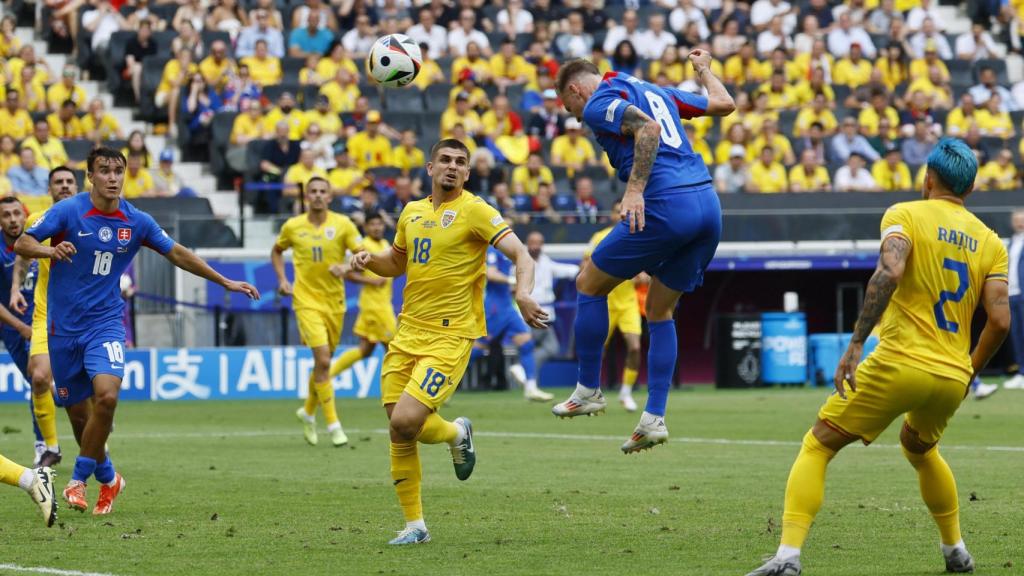Duda, en el momento del remate del gol de Eslovaquia.