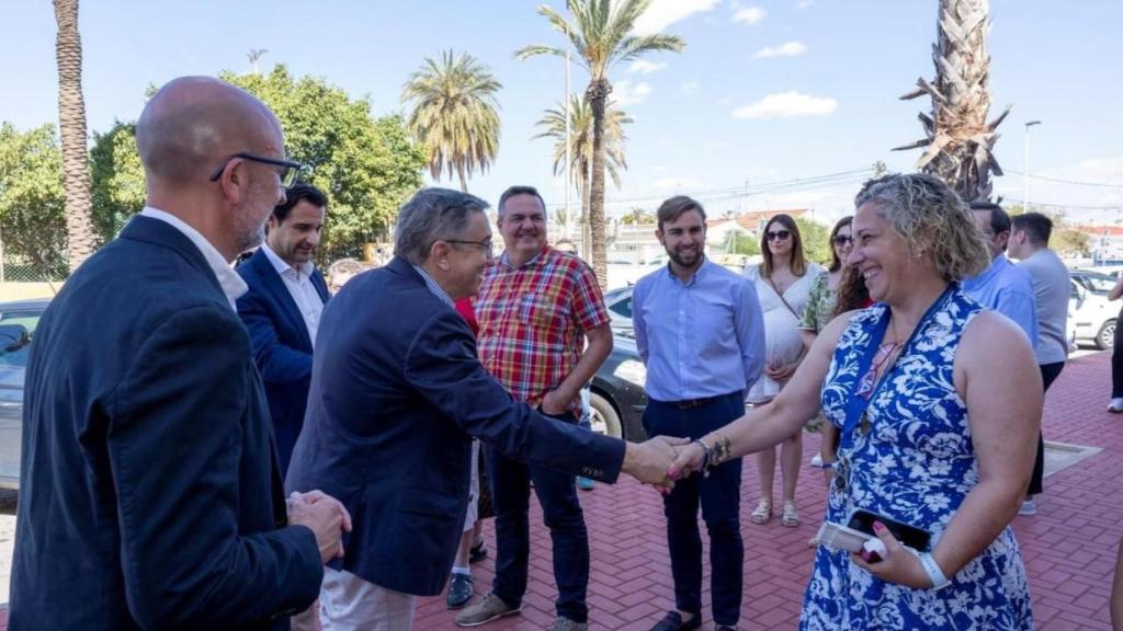 El conseller de Educación, José Antonio Rovira, junto a la presidenta de la AMPA Sonia Terrero, al alcalde de Torrevieja, Eduardo Dolón y al director del CEIP Amanecer, José María Rivallo Pizarro.