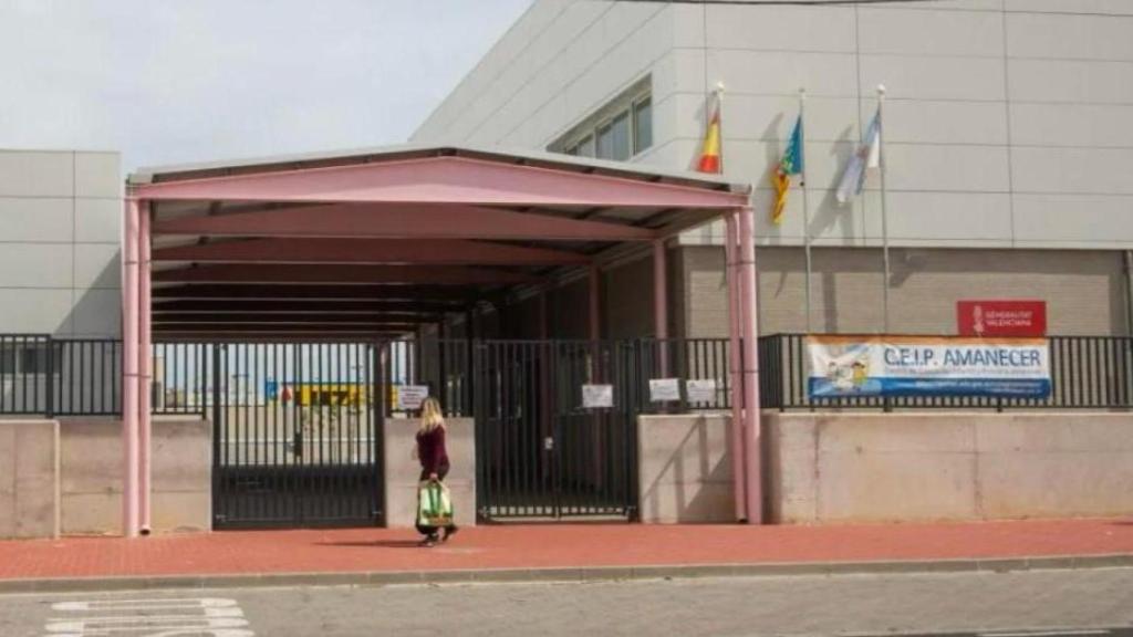 Puerta principal del CEIP Amanecer de Torrevieja.
