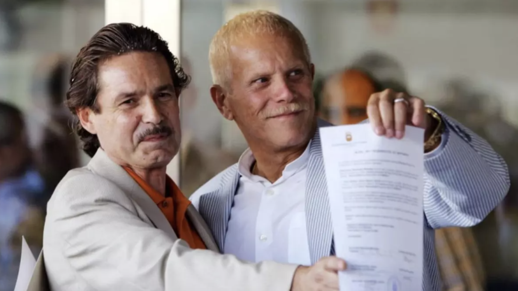 El matrimonio formado por Emilio Menéndez y Carlos Baturín, en una fotografía de archivo.
