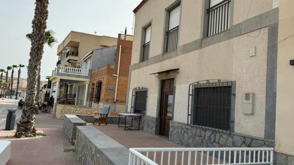 La fachada de la casa supuestamente ocupada por 'El Javi' en Los Alcázares.