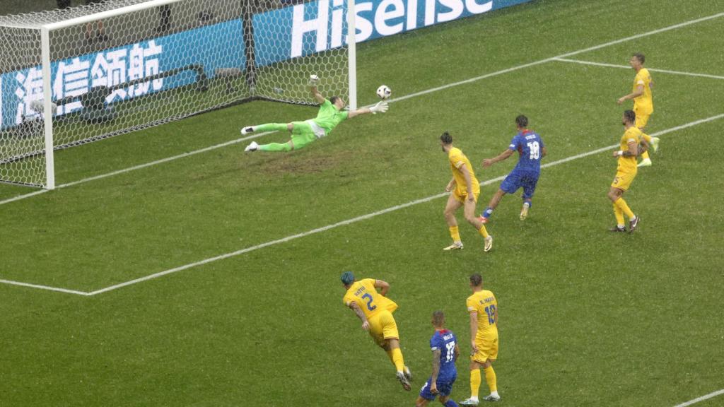 Nita, portero de Rumanía, trata de detener un tiro de Eslovaquia.