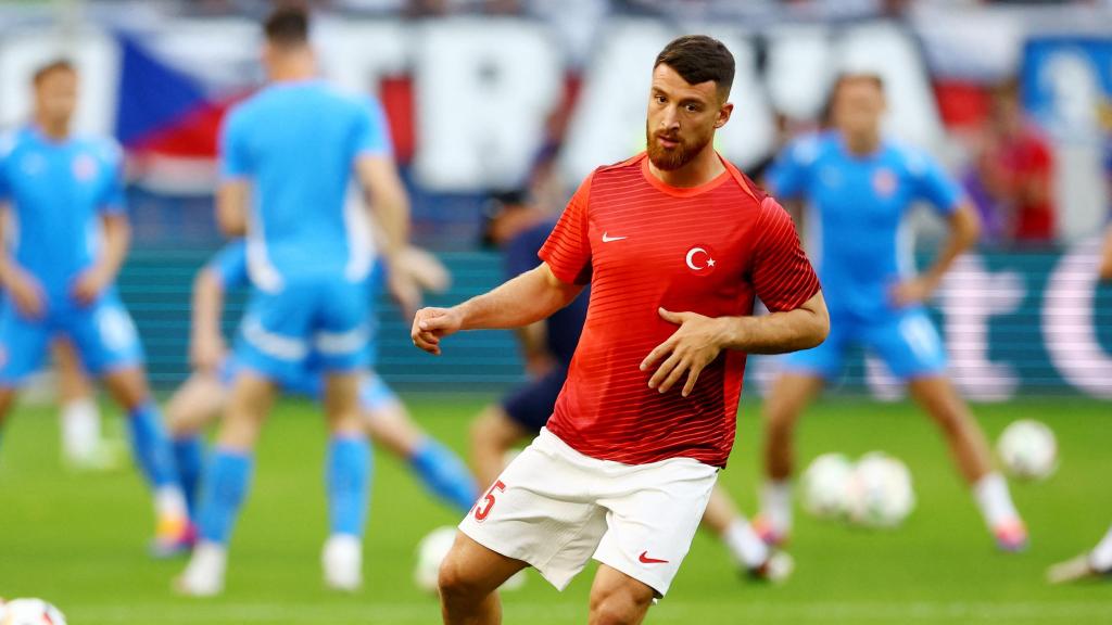 Salih Ozcan realiza ejercicios de calentamiento.