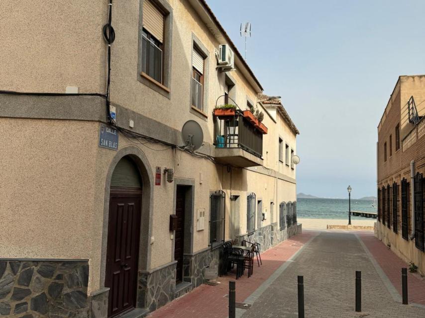 La calle San Blas de Los Alcázares donde Manuel tiene otros procesos abiertos contra inquiokupas.