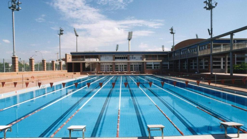 Piscina descubierta del complejo Monte Tossal.