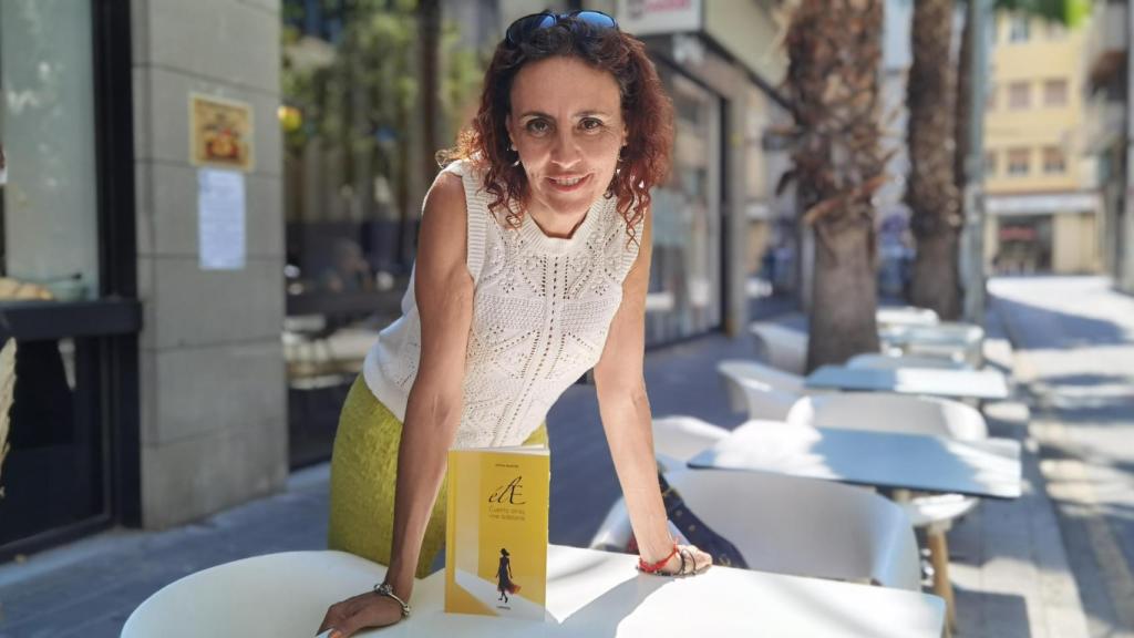 Sonia Martín, en la calle París donde arranca la acción de su novela.