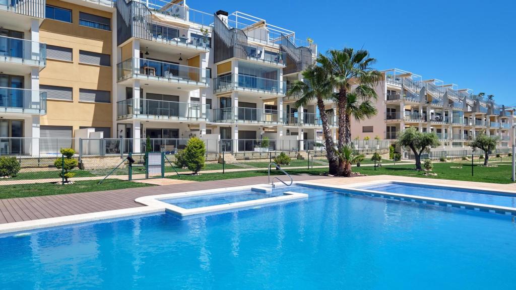 Un bloque de viviendas con piscina, en una imagen de Shutterstock.