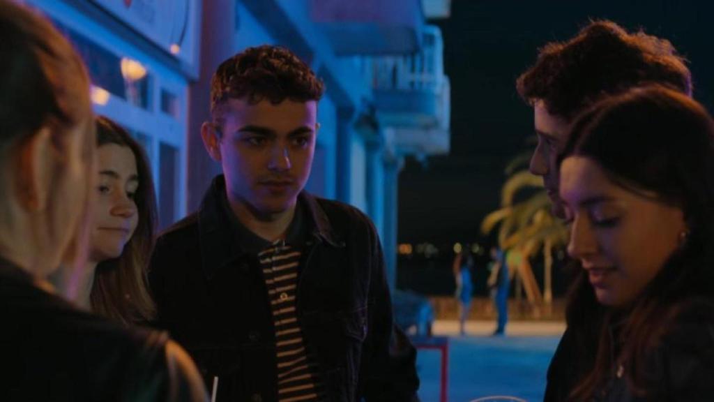 Raúl Santamaría, de Los Mozos de Arousa, hace un cameo en la serie 'Clanes'.