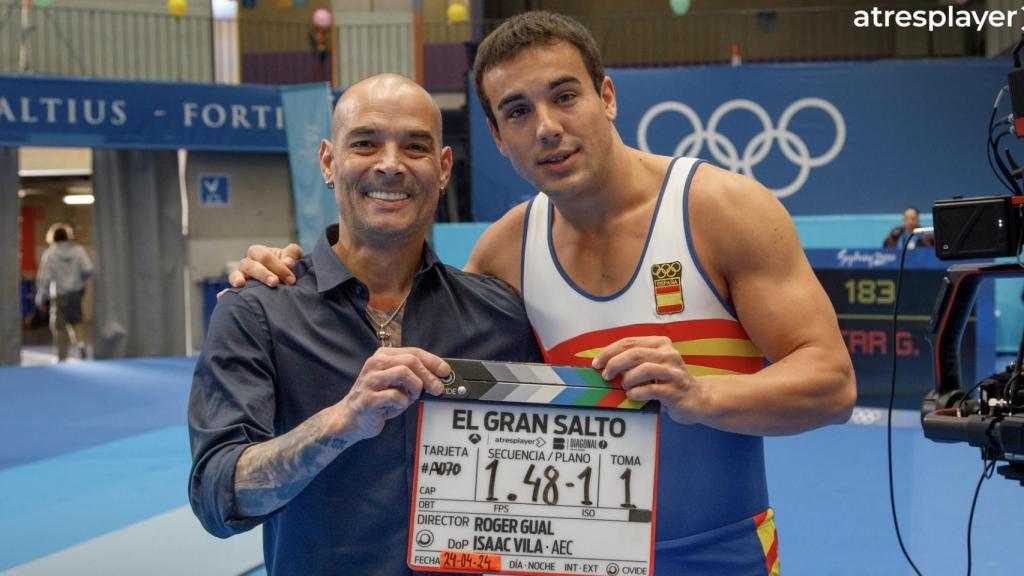 Óscar Casas junto a Gervasio Deferr, en el rodaje de 'El gran salto'.