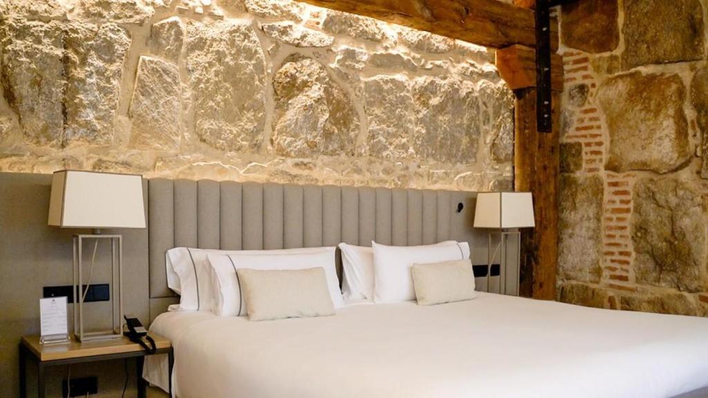 La muralla de Ávila como cabecero en las habitaciones del hotel