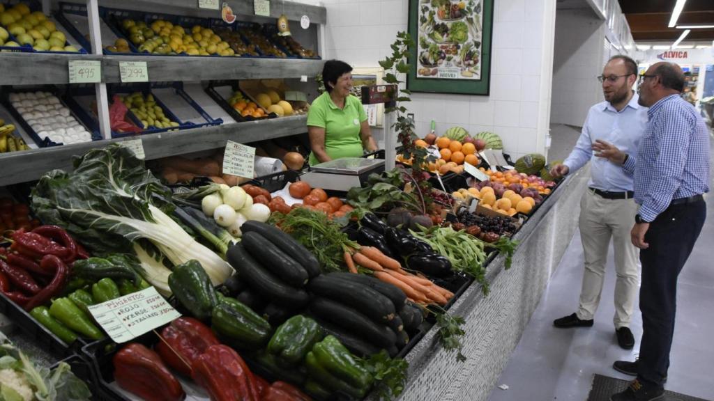 El alcalde y el teniente de alcalde, Marcos Iglesias y Ramón Sastre, respectivamente, visitan el Mercado de Abastos