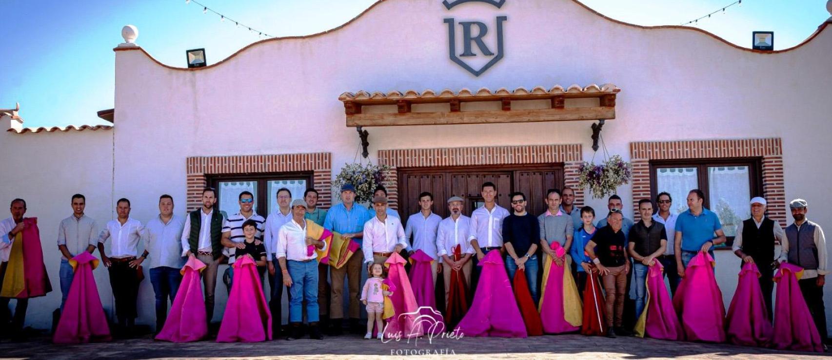 Foto de familia en la Ganadería Equinotauro