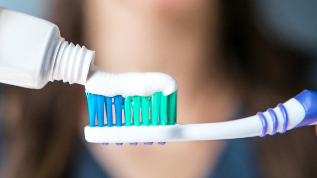 Supermercado Mercadona y pasta de dientes sobre un cepillo.