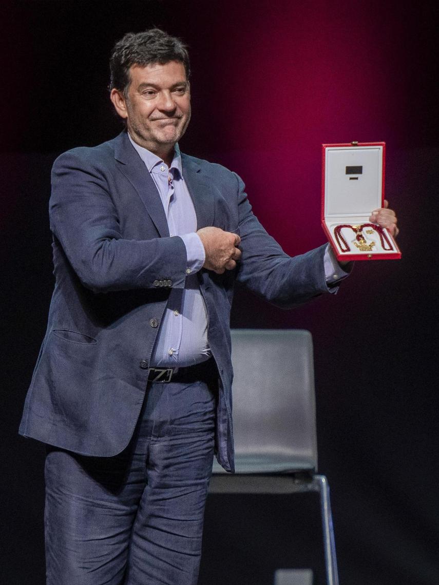 Augusto Algueró recibiendo la medalla de oro que otorgaron a Carmen Sevilla a modo póstumo.