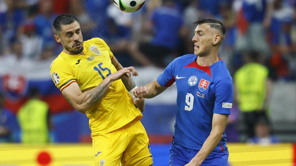 Burka y Bozenik, en la pelea por un balón aéreo.
