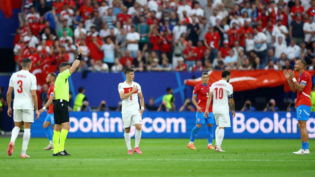 Barak recibe la cartulina roja.