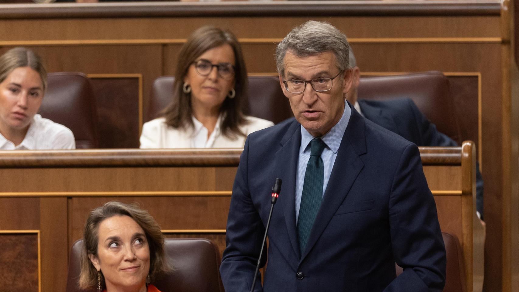 Núñez Feijóo, junto a Gamarra, este miércoles en el Congreso de los Diputados.