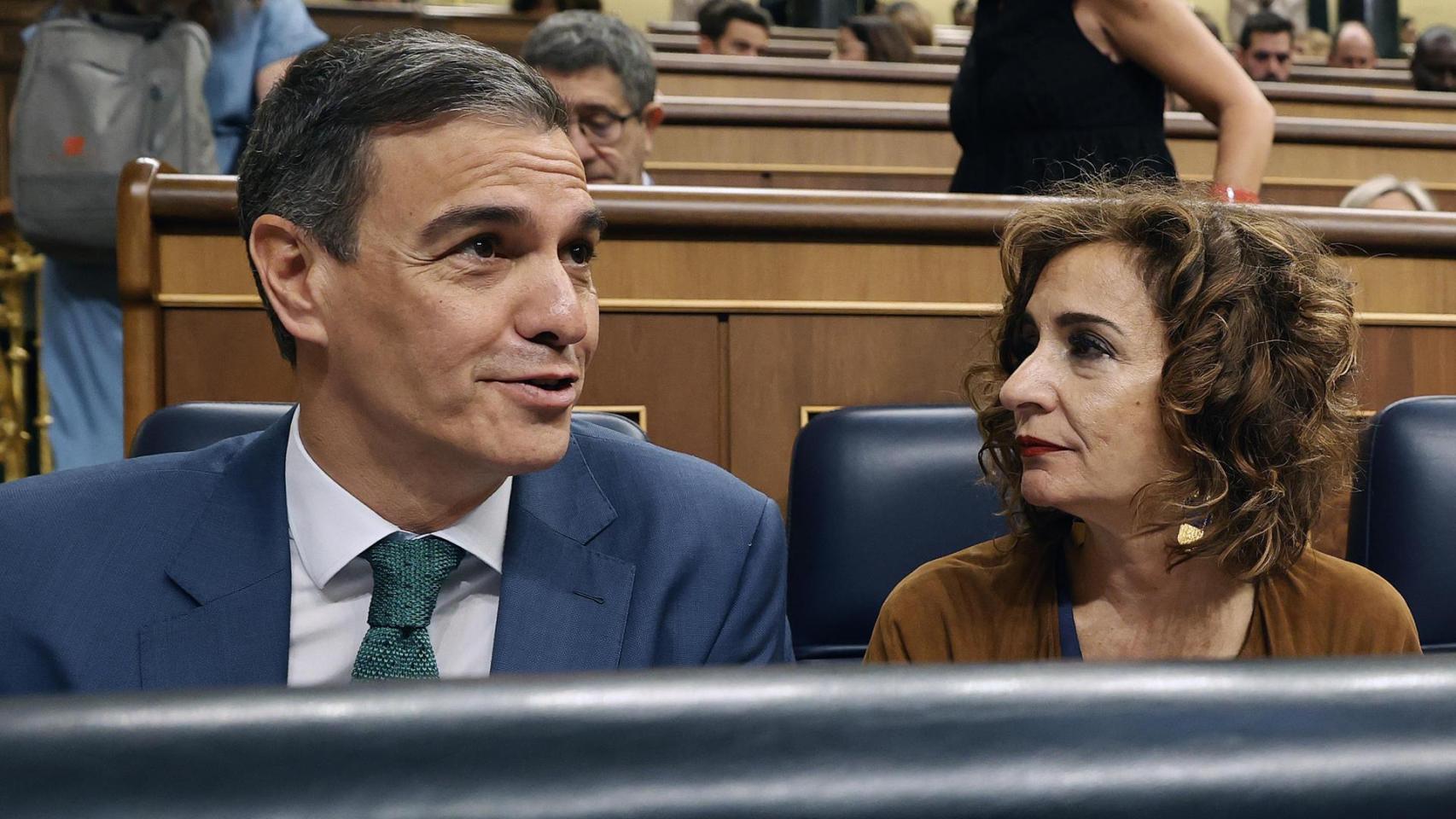 El presidente del Gobierno, Pedro Sánchez, junto a la vicepresidenta primera, María Jesús Montero, este miércoles en la sesión de control al Gobierno del Congreso.