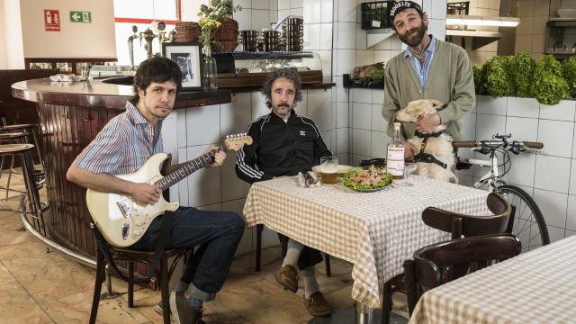 El prestigioso chef Diego Guerrero, representando a la Guía Repsol, a punto de tomar la ensalada de San Isidro que preparan el chef Narciso Bermejo (dcha.) y el periodista Pelayo Escandón (izda.) en su nuevo restaurante Rambal.