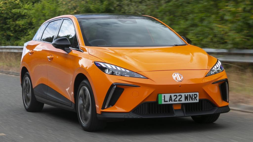 El MG4 es un coche de tamaño medio que destaca por su precio competitivo.